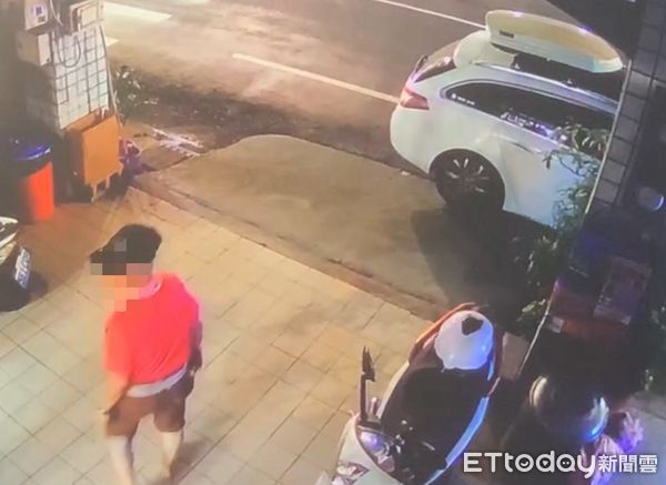 ▲▼台中男子騎贓車爽逛大街，還大膽將偷來的2萬元安全帽戴在頭上。（圖／民眾提供，下同）