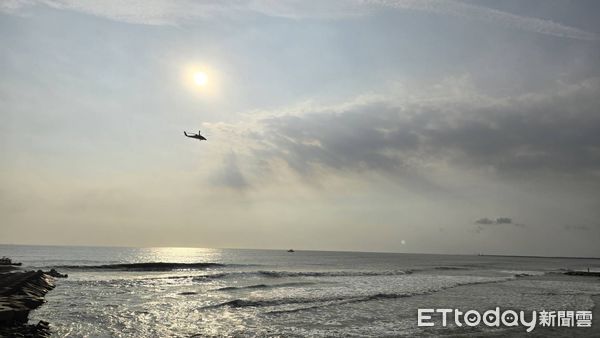 ▲台南市消防局、海巡人員陸海空搜索失蹤男童。（記者林東良翻攝，下同）