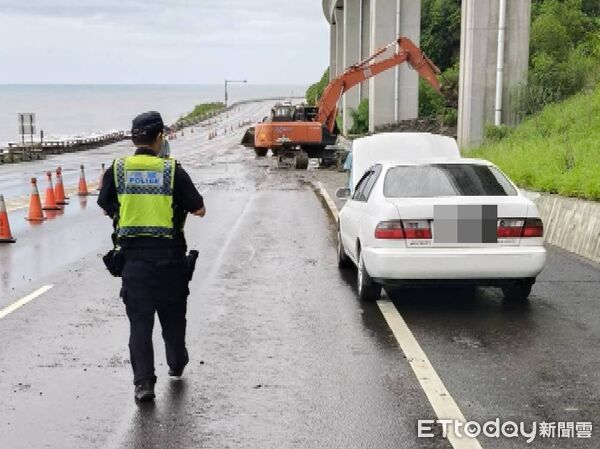 ▲大武警援助擺脫車禍困境。（圖／記者楊晨東翻攝）