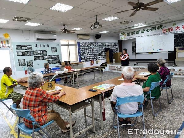 ▲東警深入文健站宣導交通與防詐安全。（圖／記者楊晨東翻攝）