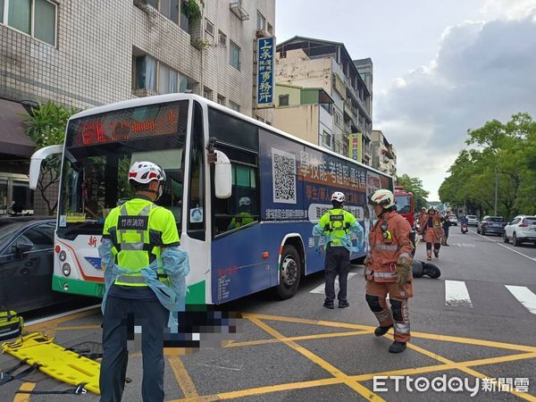▲▼快訊／新竹騎士自摔對向車道　遭公車輾頭亡。（圖／記者楊永盛翻攝）