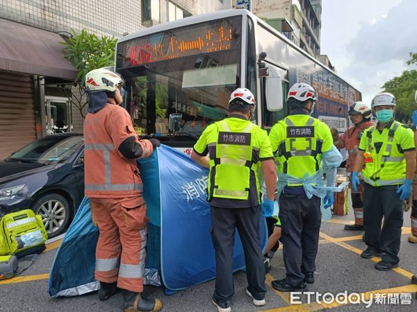 ▲▼快訊／新竹騎士自摔對向車道　遭公車輾頭亡。（圖／記者楊永盛翻攝）