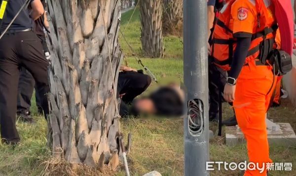 ▲黃金海岸發生戲水溺水事件，搜救現場又傳出男子昏倒，由消防人員實施CPR急救。（圖／記者林東良翻攝）