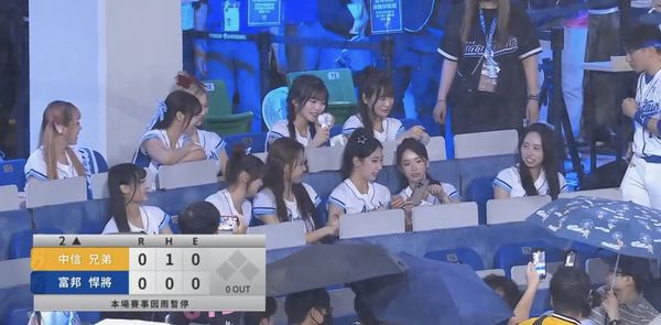 ▲富邦Angels雨中獻唱。（圖／截自CPBL TV）