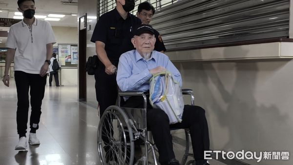 ▲▼快訊／沈慶京1.8億交保獲自由　無表情上車離開。（圖／記者黃哲民攝）