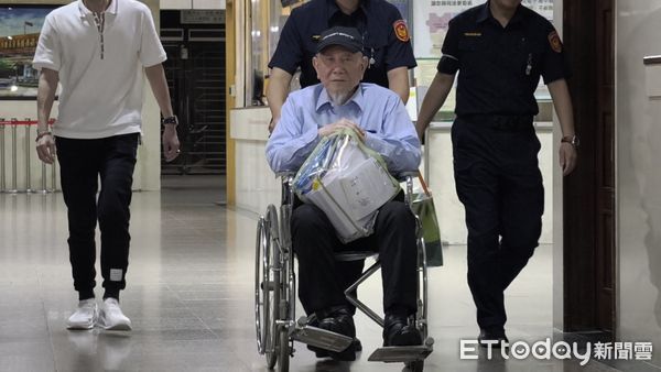 ▲▼快訊／沈慶京1.8億交保獲自由　無表情上車離開。（圖／記者黃哲民攝）