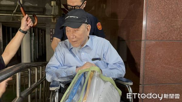 ▲▼快訊／沈慶京1.8億交保獲自由　無表情上車離開。（圖／記者劉昌松攝）