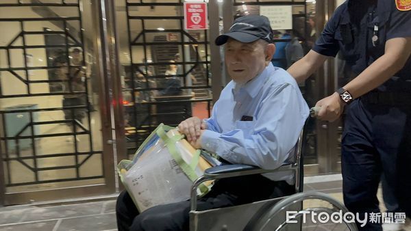 ▲▼快訊／沈慶京1.8億交保獲自由　無表情上車離開。（圖／記者劉昌松攝）