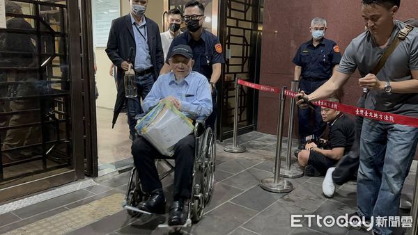 ▲▼快訊／沈慶京1.8億交保獲自由　無表情上車離開。（圖／記者劉昌松攝）