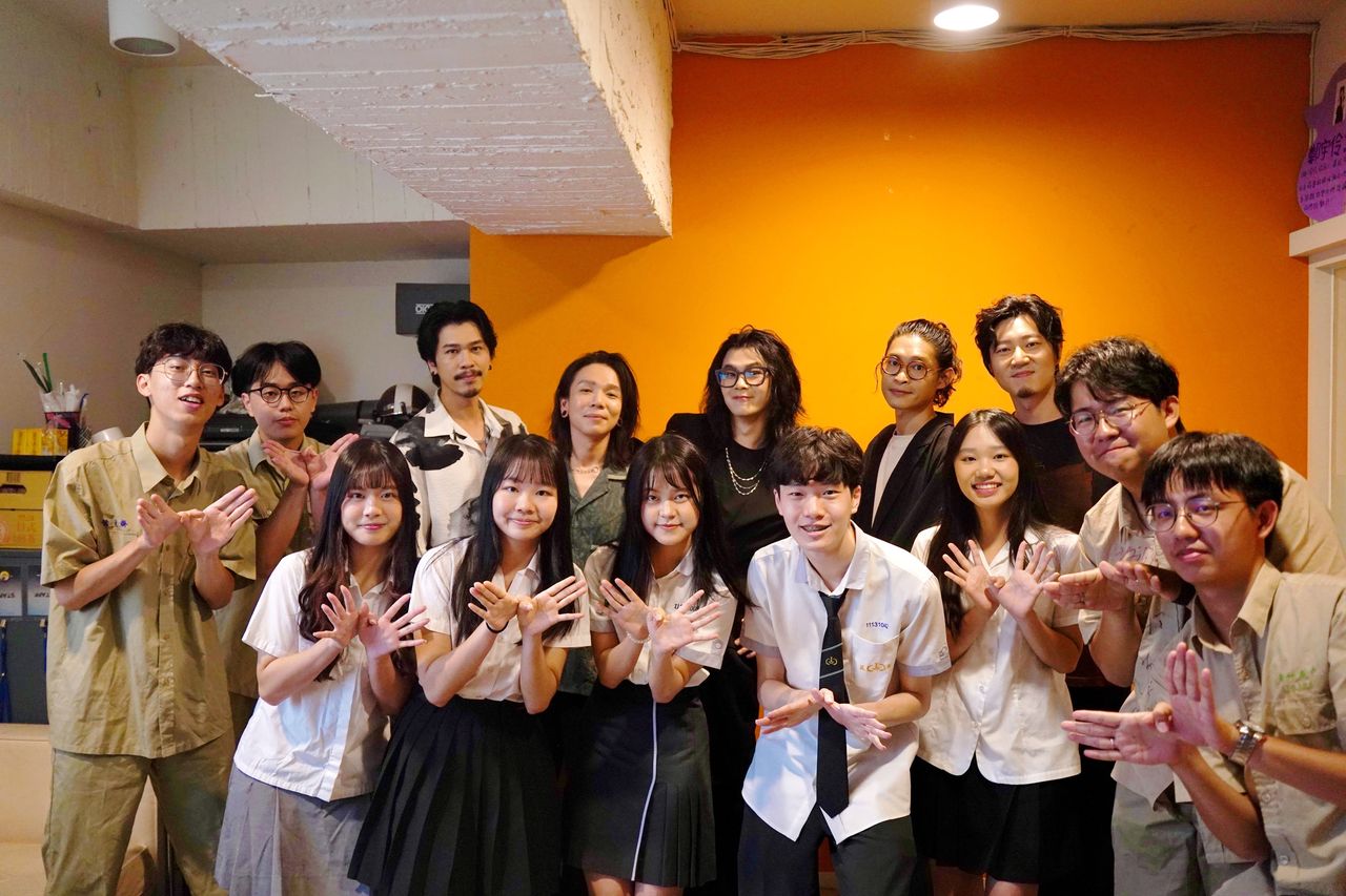 ▲▼麋先生(後排)探班高中生錄製畢業歌。（圖／公關照）