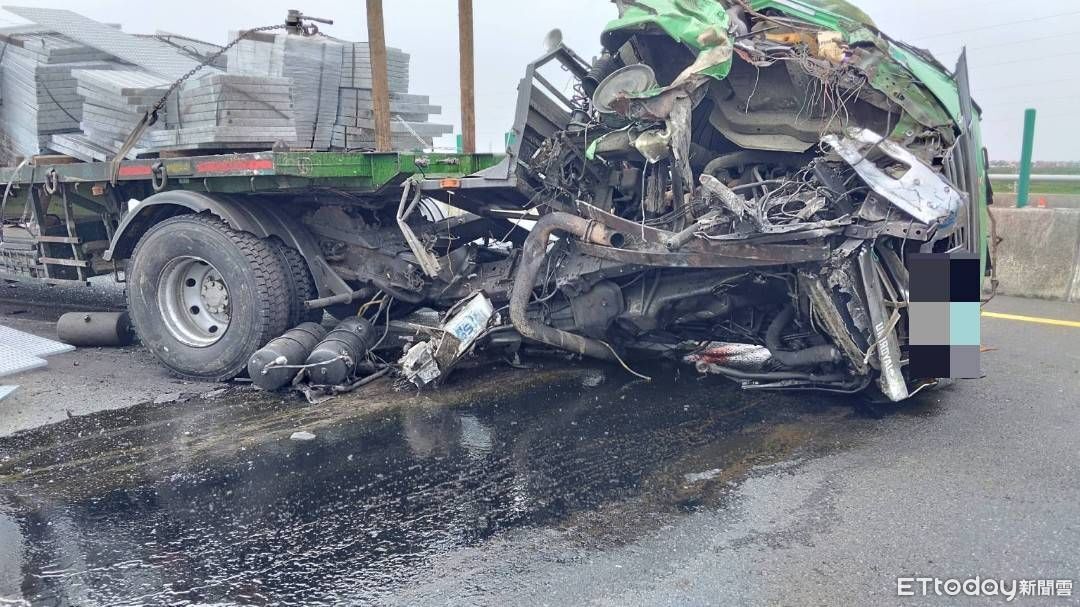 快訊／台84「3車追撞」！拖板車頭爛毀變形　水泥車爆胎停路邊挨撞