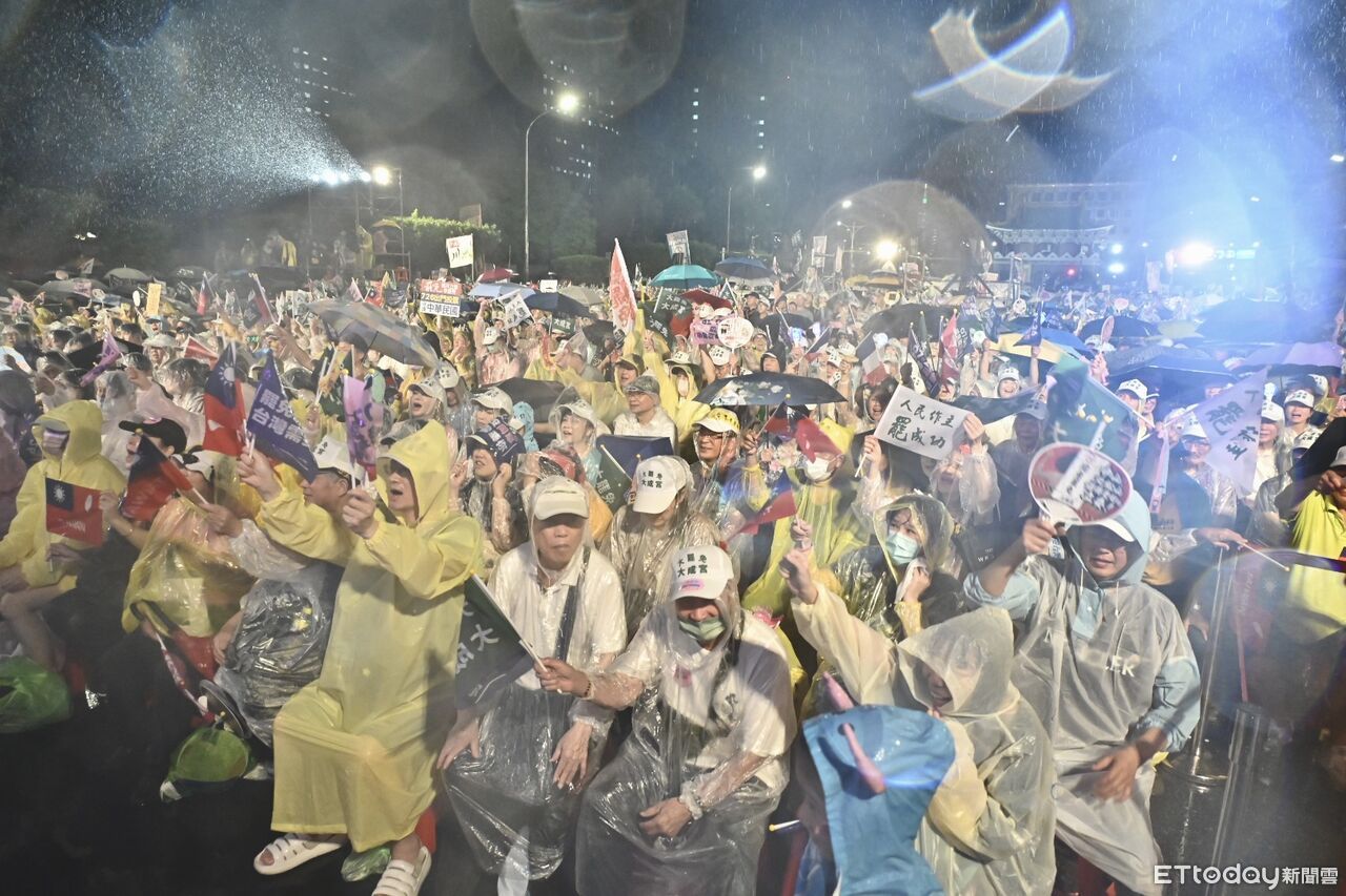 大雨也擋不住民意！　罷團造勢破5萬人冒雨齊聚凱道