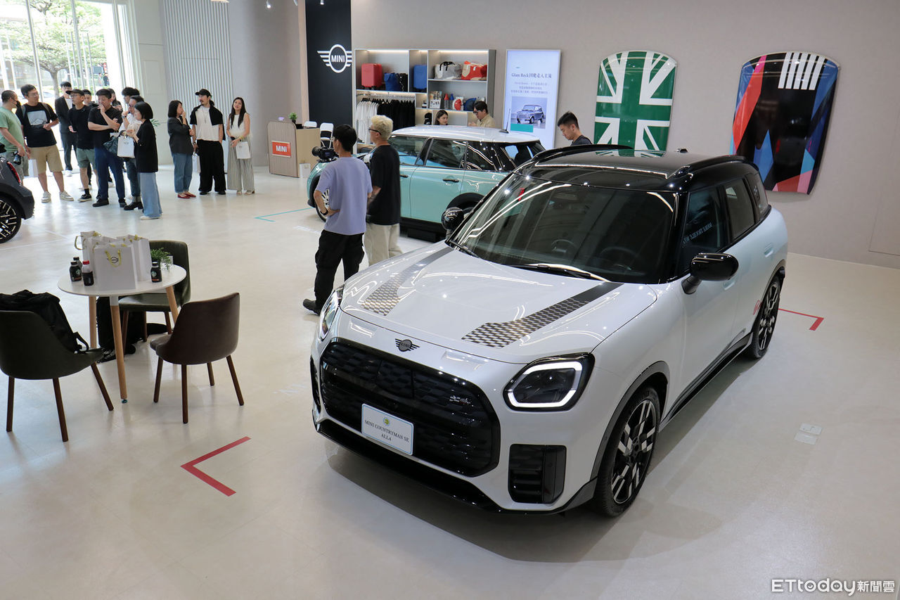 ▲MINI概念店「進駐信義區A19」！車主來領專屬禮　粉絲也能抽住宿券。（圖／記者張慶輝攝）