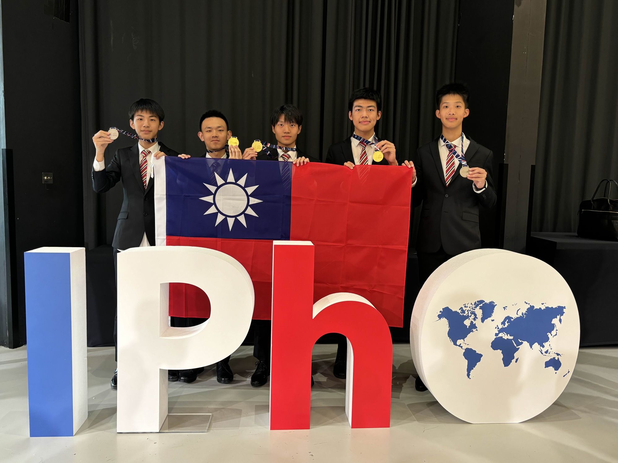 ▲▼2025年第55屆國際物理奧林匹亞競賽　我國代表隊獲3金2銀佳績。5位代表選手：王冠宇、蘇筠傑、蔡忠達、何重進、何承祐(左起)。（圖／教育部提供）