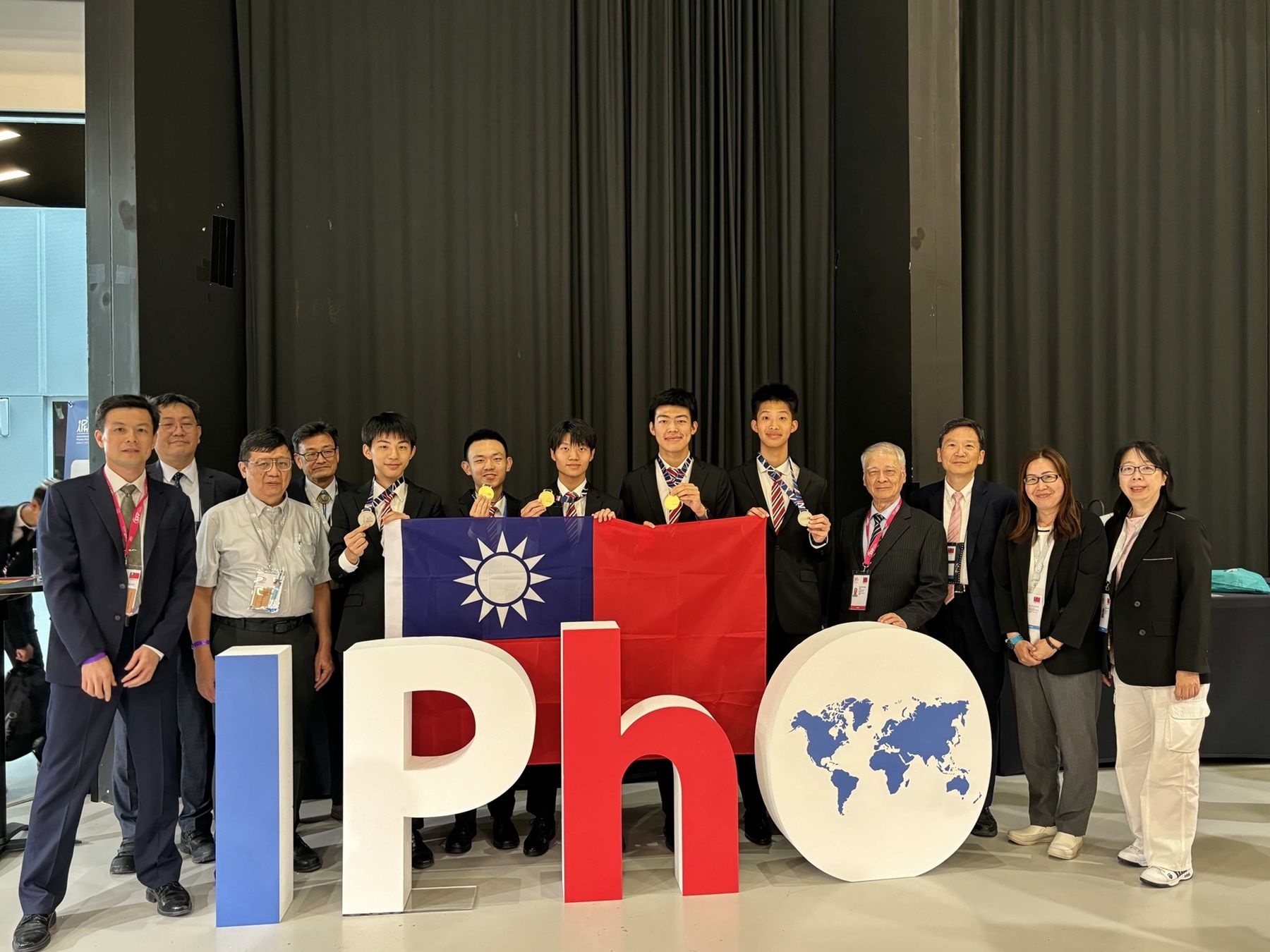 ▲▼2025物奧國際賽，我國代表學生王冠宇、蘇筠傑、蔡忠達、何重進、何承祐（左起）與指導教授合影。（圖／教育部提供）