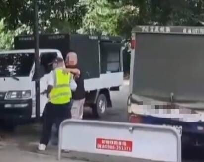 ▲彰化員林藤山步道爆攤商不滿管理員擋道。（圖／民眾提供）