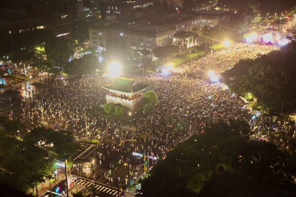 ▲▼反共護台志工聯盟今晚在凱道舉辦「迎向成功 凱道晚會」，現場破10萬人空拍圖曝。（圖／志工聯盟提供）