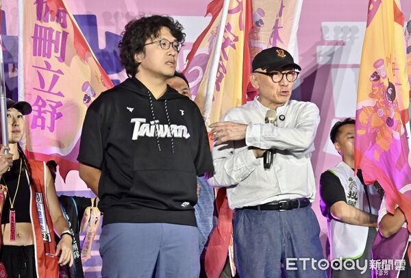 ▲沈伯洋與曹興誠宣講。（圖／記者李毓康攝）