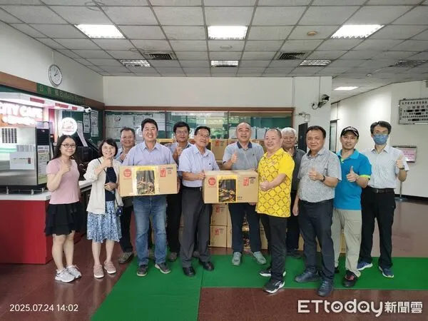 ▲和順工業區廠商協進會理事長陳文祥率理監事代表，捐贈60箱「台電平安餅」給台電台南營業處，表達感謝之意。（記者林東良翻攝，下同）