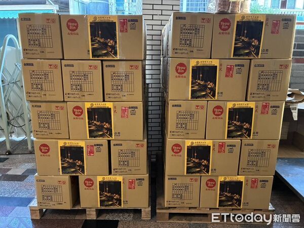 ▲和順工業區廠商協進會理事長陳文祥率理監事代表，捐贈60箱「台電平安餅」給台電台南營業處，表達感謝之意。（記者林東良翻攝，下同）