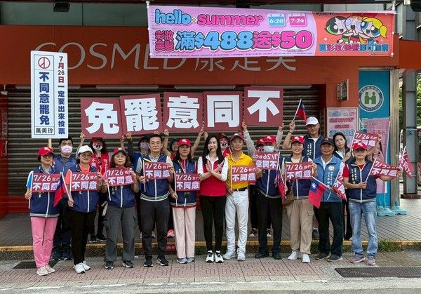 ▲桃園里長大串連合體萬美玲路口宣講，籲守住好立委