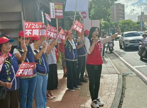▲桃園里長大串連合體萬美玲路口宣講，籲守住好立委