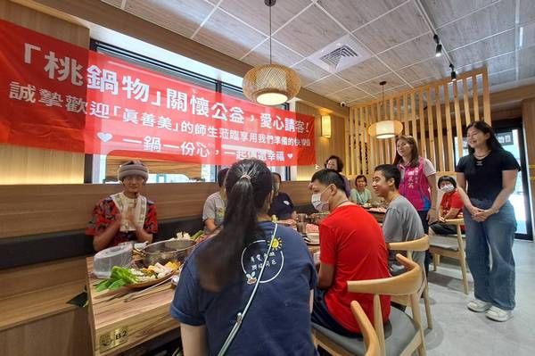▲謝美英牽線做公益「桃鍋物」招待憨兒吃鍋趣
