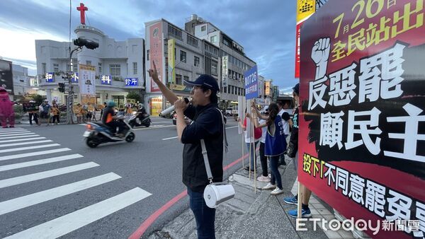 ▲民眾黨主委謝嘉銘率隊反罷免。（圖／記者楊晨東翻攝）