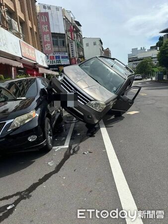 ▲肇事駕駛打了一個大噴嚏，失控擦撞路邊休旅車，右前輪還騎上去。（圖／記者楊永盛翻攝）