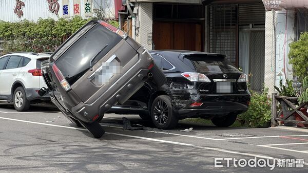 ▲肇事駕駛打了一個大噴嚏，失控擦撞路邊休旅車，右前輪還騎上去。（圖／記者楊永盛翻攝）