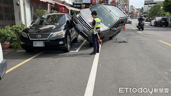 ▲肇事駕駛打了一個大噴嚏，失控擦撞路邊休旅車，右前輪還騎上去。（圖／記者楊永盛翻攝）