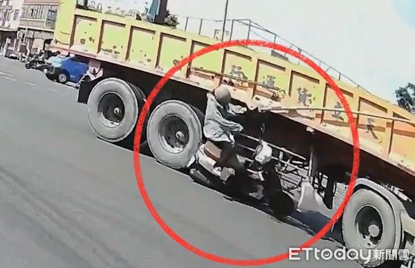 ▲▼昨日（24日）上午，一部直行的機車在鳥松區神農路與中正路口遭到一部正在右轉的曳引車撞上，女騎士當場騰空向後翻轉摔落，所幸並未被曳引車輾壓，僅受輕微擦挫傷。（圖／記者吳世龍翻攝）