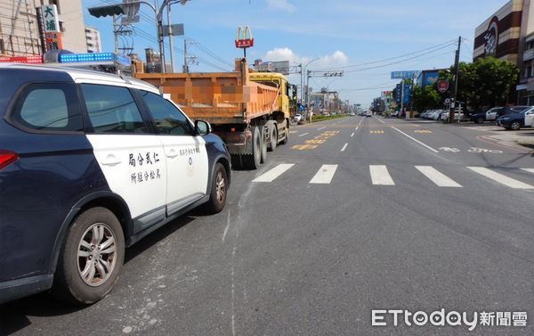 ▲▼昨日（24日）上午，一部直行的機車在鳥松區神農路與中正路口遭到一部正在右轉的曳引車撞上，女騎士當場騰空向後翻轉摔落，所幸並未被曳引車輾壓，僅受輕微擦挫傷。（圖／記者吳世龍翻攝）