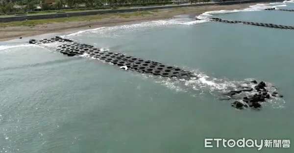 ▲台南市消防局、海巡人員25日上午8時許，再度啟動陸海空搜索失蹤男童。（記者林東良翻攝，下同）