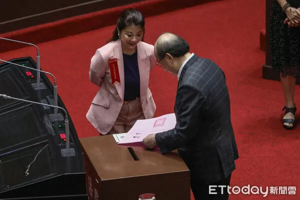 ▲柯建銘行駛大法官人事同意權案投票。（圖／記者林敬旻攝）