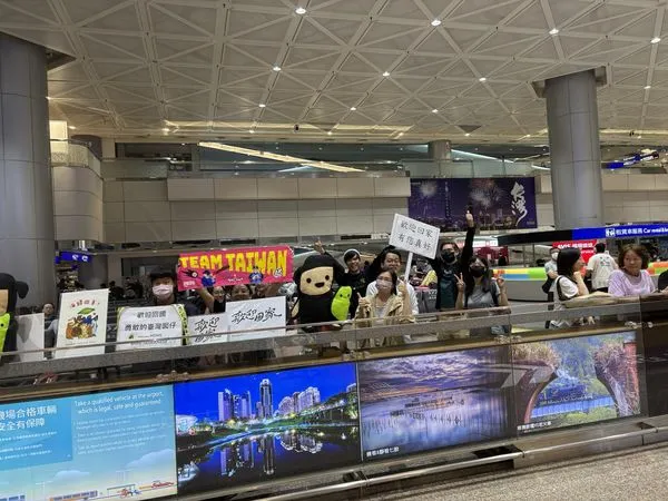 ▲▼一群約30到40人的志工，採24小時輪班制，在桃園國際機場接機，迎接「罷免超人」返國。（圖／讀者授權提供）