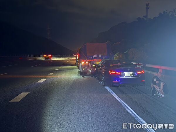 ▲▼瑪莎拉蒂男子酒駕追撞聯結車不治，長髮女子嚇傻蹲路肩。（圖／民眾提供，下同）
