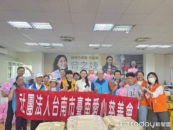 ▲台南愛心慈善會與市議員曾之婕捐助邊緣戶，現場氣氛溫馨。（記者林東良翻攝，下同）