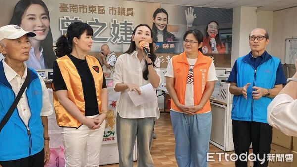 ▲台南愛心慈善會與市議員曾之婕捐助邊緣戶，現場氣氛溫馨。（記者林東良翻攝，下同）