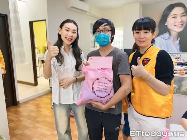 ▲台南愛心慈善會與市議員曾之婕捐助邊緣戶，現場氣氛溫馨。（記者林東良翻攝，下同）