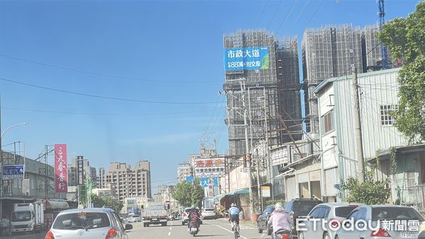 ▲▼南屯,嶺東,星巴克,伐子溪             。（圖／記者陳筱惠攝）