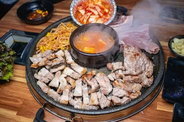 ▲▼荒謬的生肉明洞店。（圖／部落客美熊很愛吃授權提供）