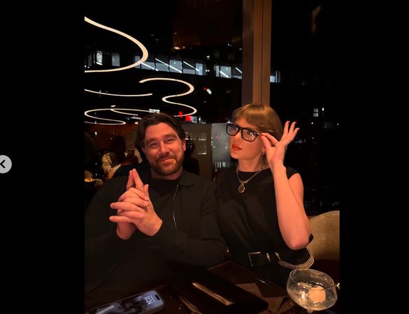 泰勒絲的歌迷發現，畫面左下角有崔維斯的手機，鎖屏畫面就是倆人的甜蜜合照，泰勒絲的手機則在畫面右下角的水杯底下，鎖屏畫面也是倆人合照。是說，他們怎麼有辦法看得一清二楚？（翻攝自Travis Kelce官方Instagram）