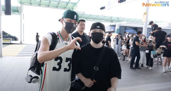 ▲▼HOSHI、WOOZI出發來台！熱情比愛心　一舉動逗笑攝影大哥。（圖／翻攝自Newsen YouTube）