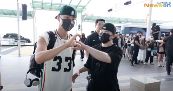 ▲▼HOSHI、WOOZI出發來台！熱情比愛心　一舉動逗笑攝影大哥。（圖／翻攝自Newsen YouTube）