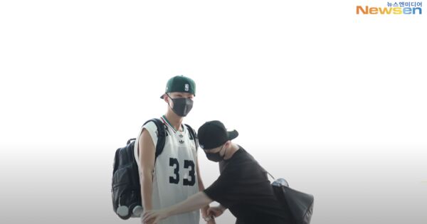 ▲▼HOSHI邀請比愛心，倍　一舉動逗笑攝影大哥。（圖／翻攝自Newsen YouTube）