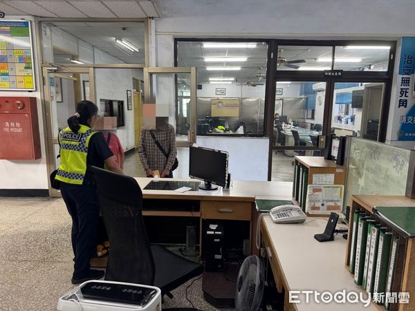 ▲內埔警分局員警確認訪查問卷。（圖／記者陳崑福翻攝）