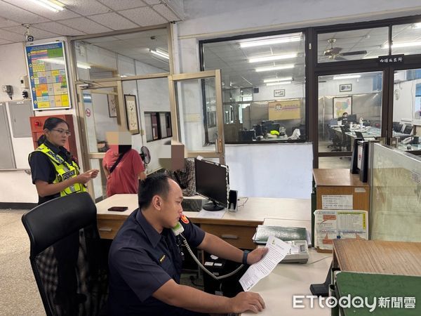 ▲內埔警分局員警確認訪查問卷。（圖／記者陳崑福翻攝）