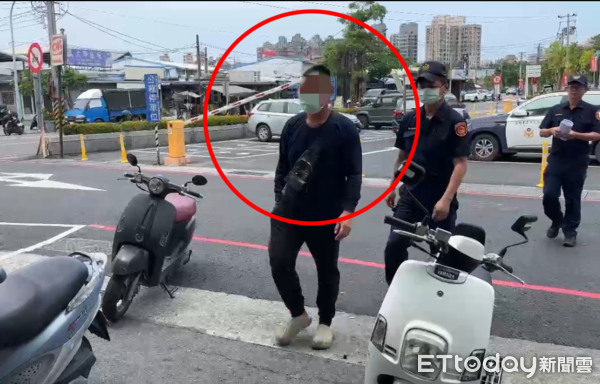 ▲▼ 左轉輾斃男大生！肇事駕駛現身殯儀館　死者母怨：一句道歉都沒。（圖／記者陳宏瑞攝）