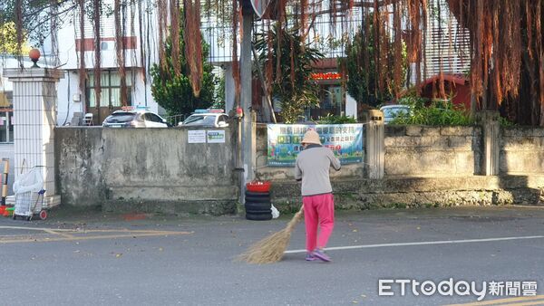 ▲▼黃奶奶連續23年毎日清晨打掃新城鄉街道。（圖／新城警分局提供，下同）
